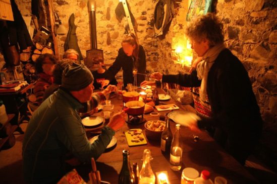 Soirée fondue dans une cabane-refuge de la montagne d'Ardèche