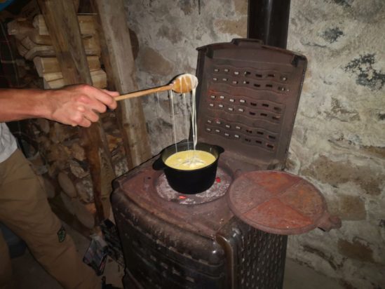Soirée fondue dans une cabane-refuge de la montagne d'Ardèche Soirée fondue dans une cabane-refuge de la montagne d'Ardèche