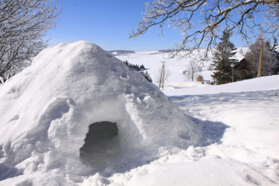 Raquettes et bivouac sous igloo ou tipi chauffé Raquettes et bivouac sous igloo ou tipi chauffé